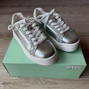 Sparkly Silver Glitter MIA Girl’s Platform Sneakers Size 1M NEW